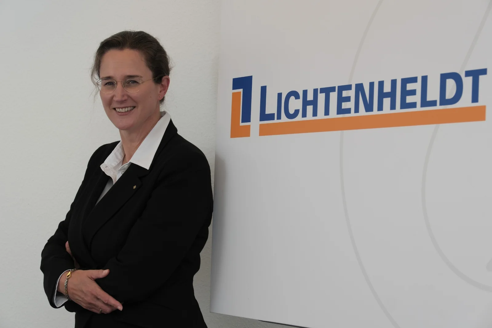 Andrea Schulz-Ayecke, Geschäftsführerin der Lichtenheldt GmbH, vor dem Firmenlogo