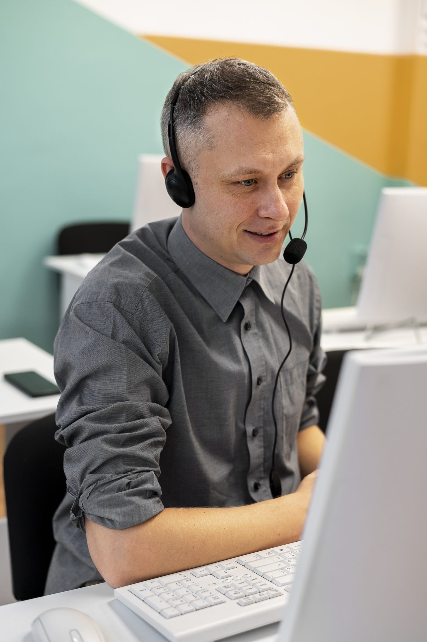 Servicemitarbeiter mit Headset am Arbeitsplatz
